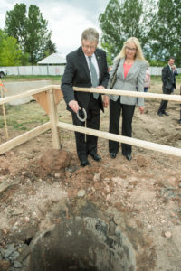 color photo of Wayne McIlwraith and wife Nancy Goodman at groundbreaking event