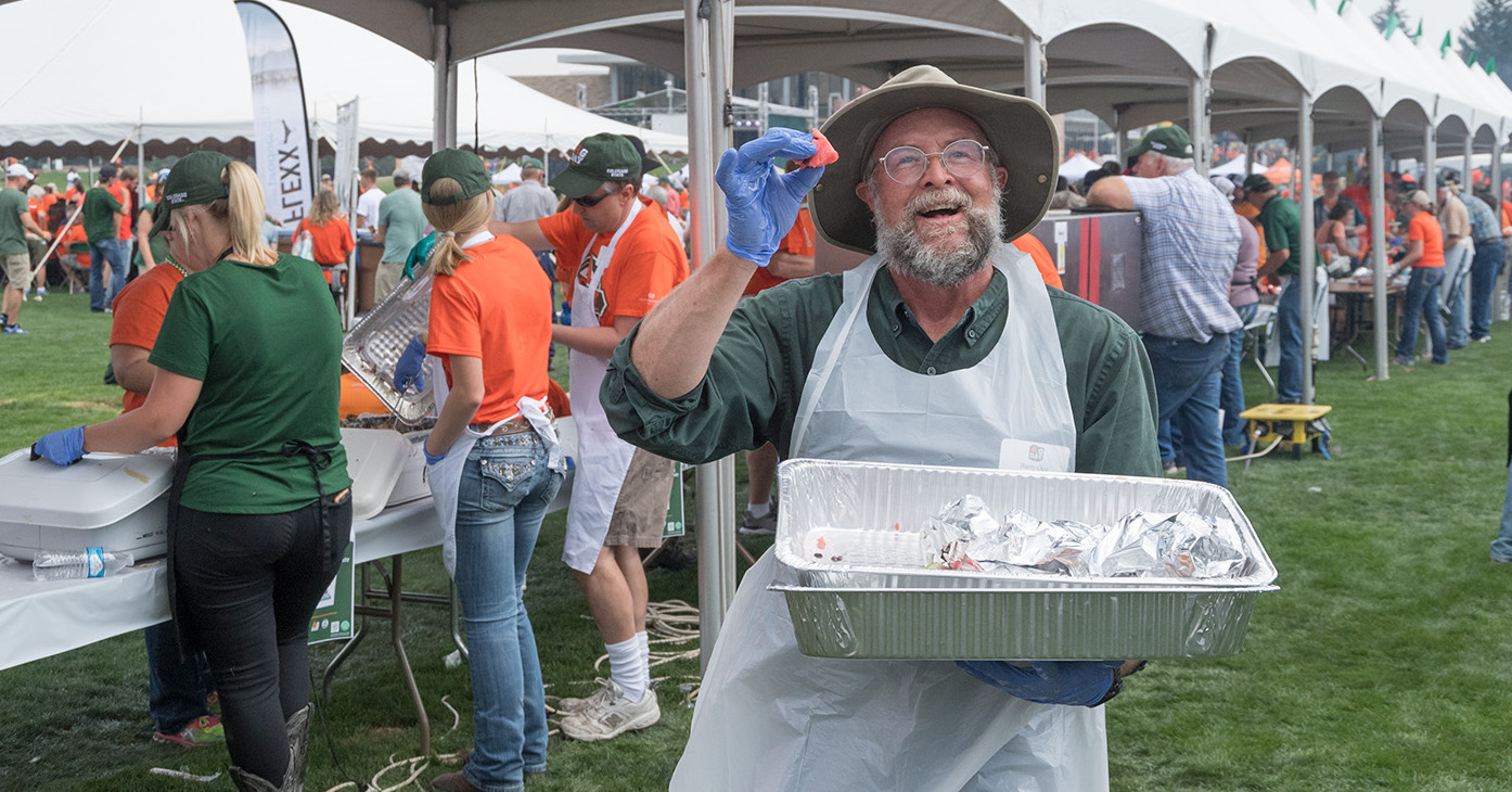 A volunteer helping at CSU's 2017 Ag Day