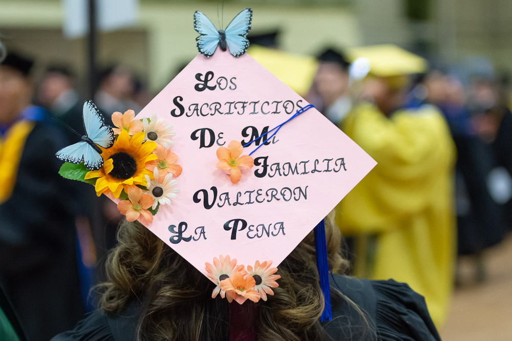 Mortar board with message in Spanish