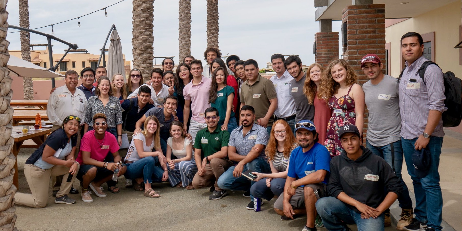 Foto de grupo de los participantes de la Experiencia de Liderazgo Global 2018 en CSU Todos Santos Center.