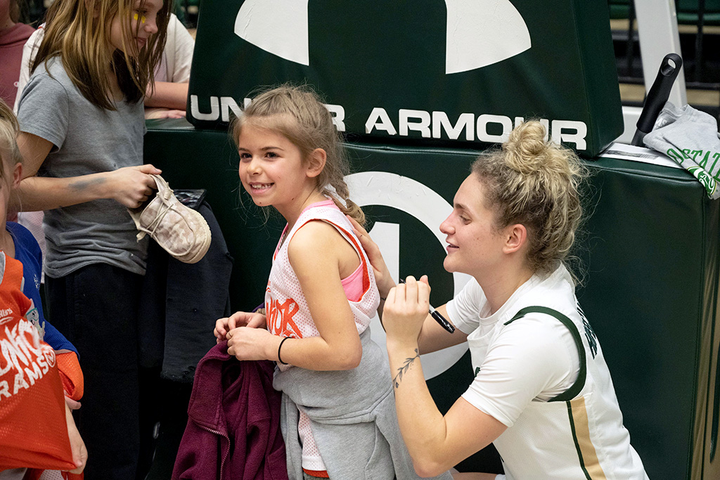 McKenna Hofschild signs autographs and smiles for pictures with fans.