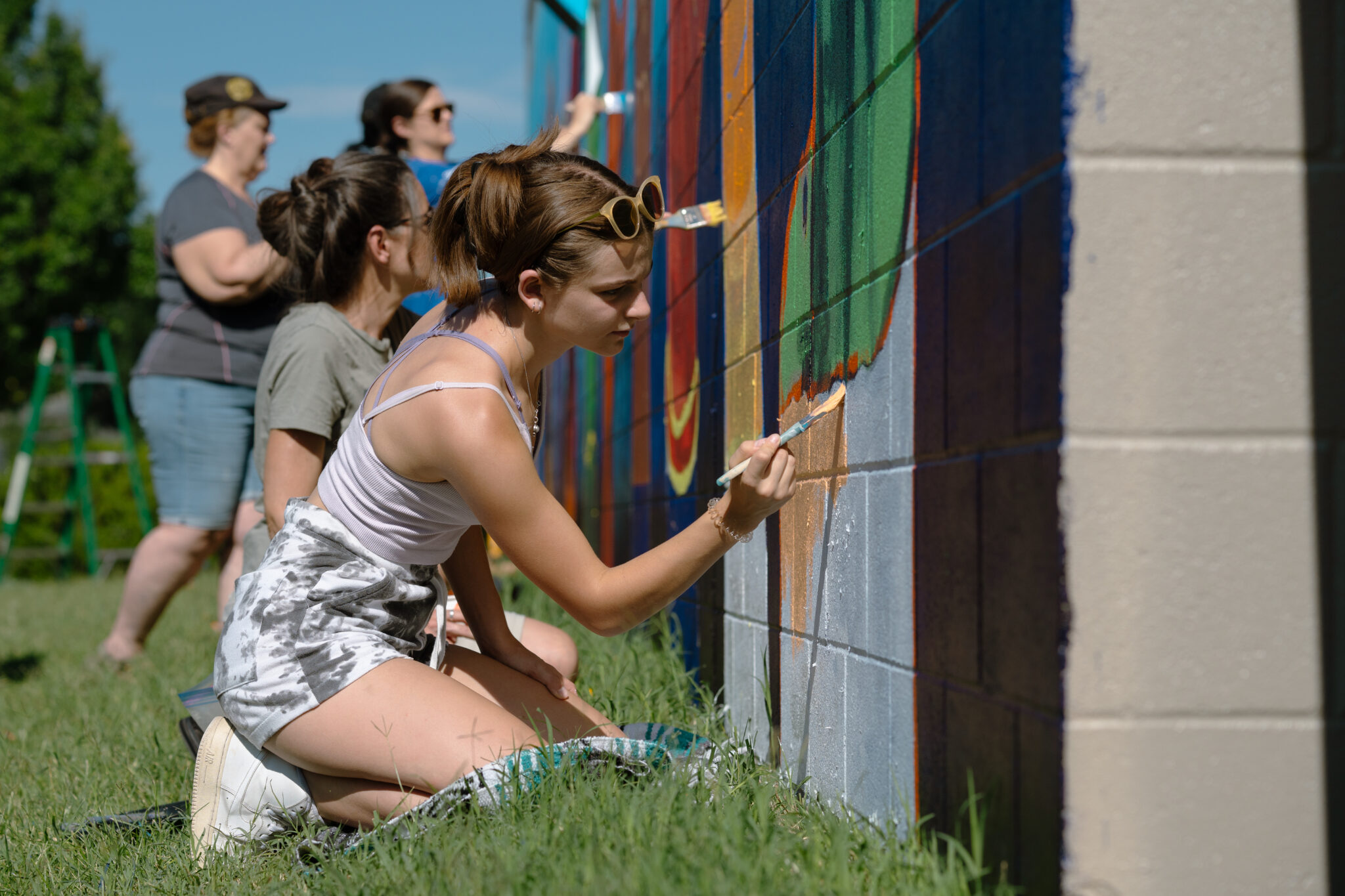CSU students paint a mural on campus